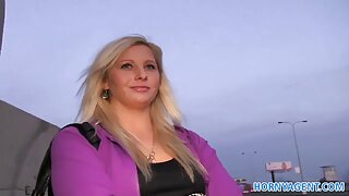Մեծ կրծքերով շիկահեր ...